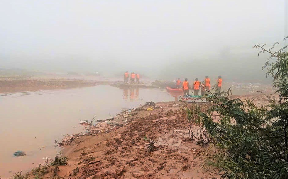 Hàng trăm người đã và đang nỗ lực suốt ngày đêm tìm kiếm bé gái bị lũ cuốn trôi ở Đà Lạt. Ảnh: Bình Minh 