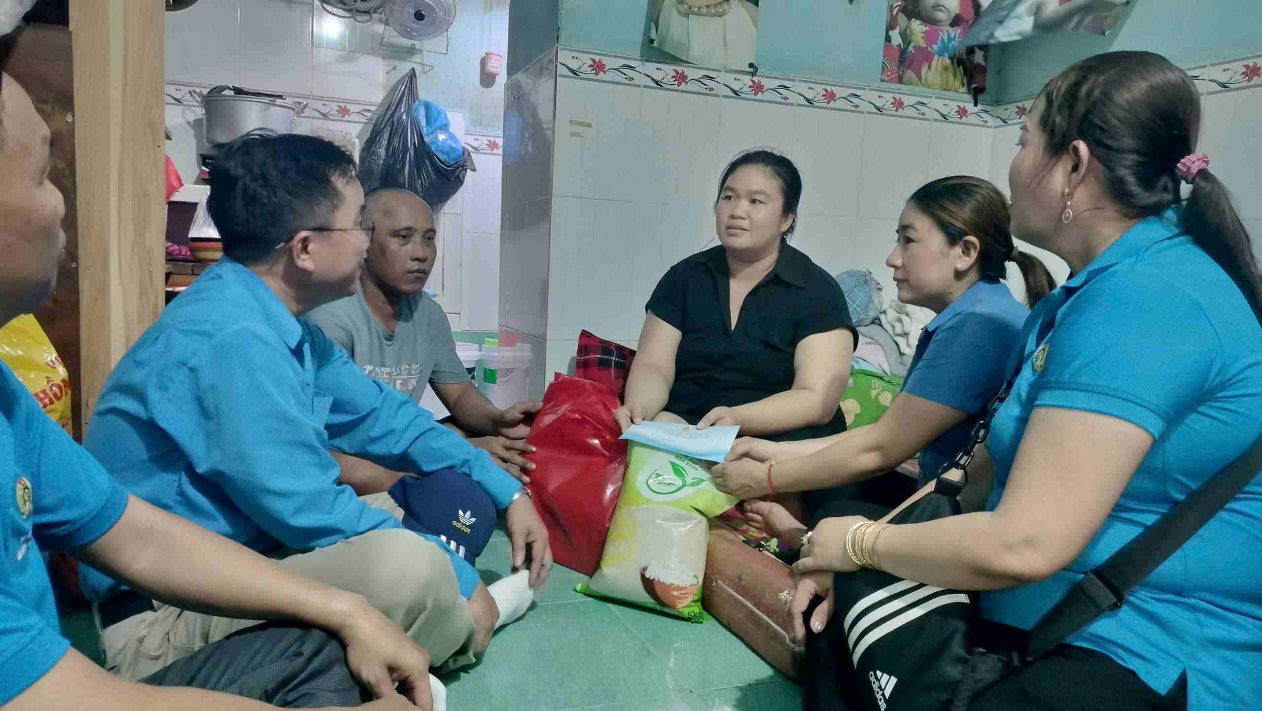 Công đoàn cơ sở Công ty TNHH Shyang Hung Cheng đến nhà trọ, động viên công nhân. Ản: CĐCS cung cấp