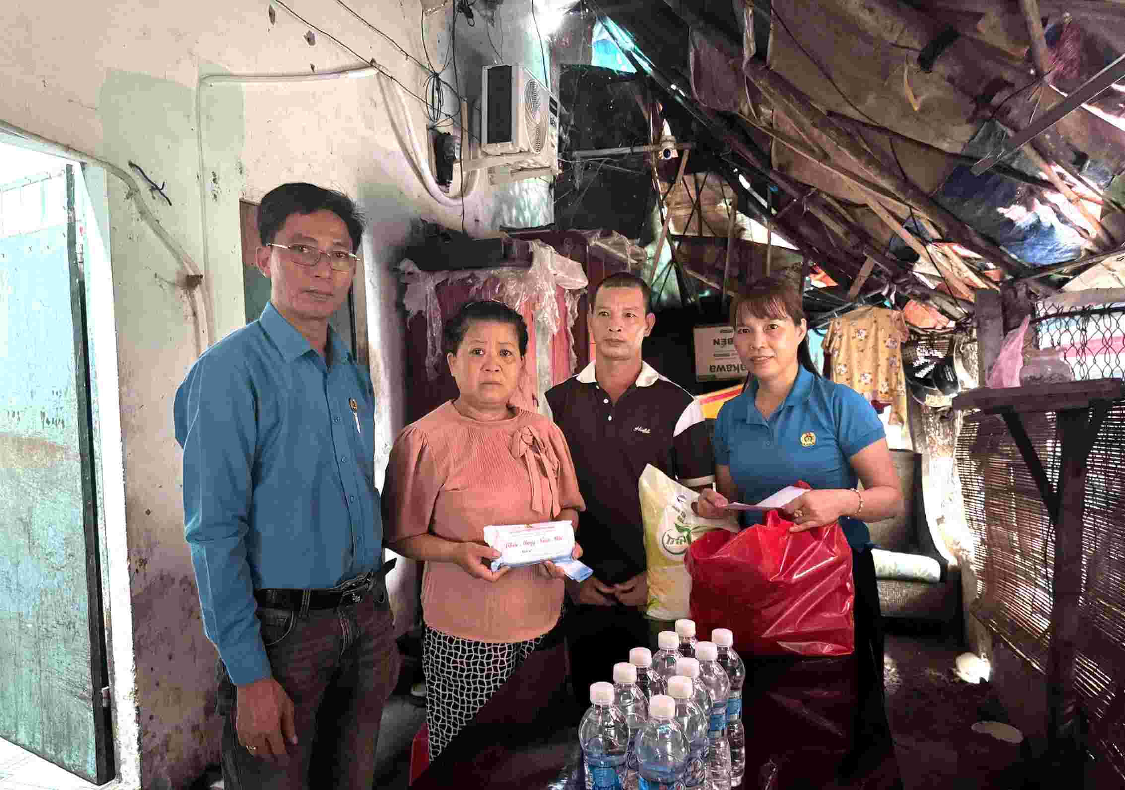 Grassroots Trade Union of Shyang Hung Cheng Co., Ltd. visits and supports workers in difficult circumstances. Photo: Grassroots Trade Union provided