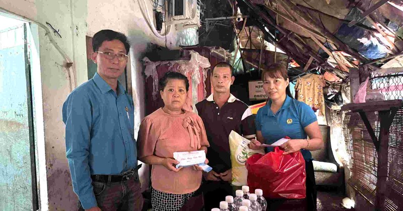 Công đoàn cơ sở trao 100 quà và 7.500 hộp sữa cho công nhân