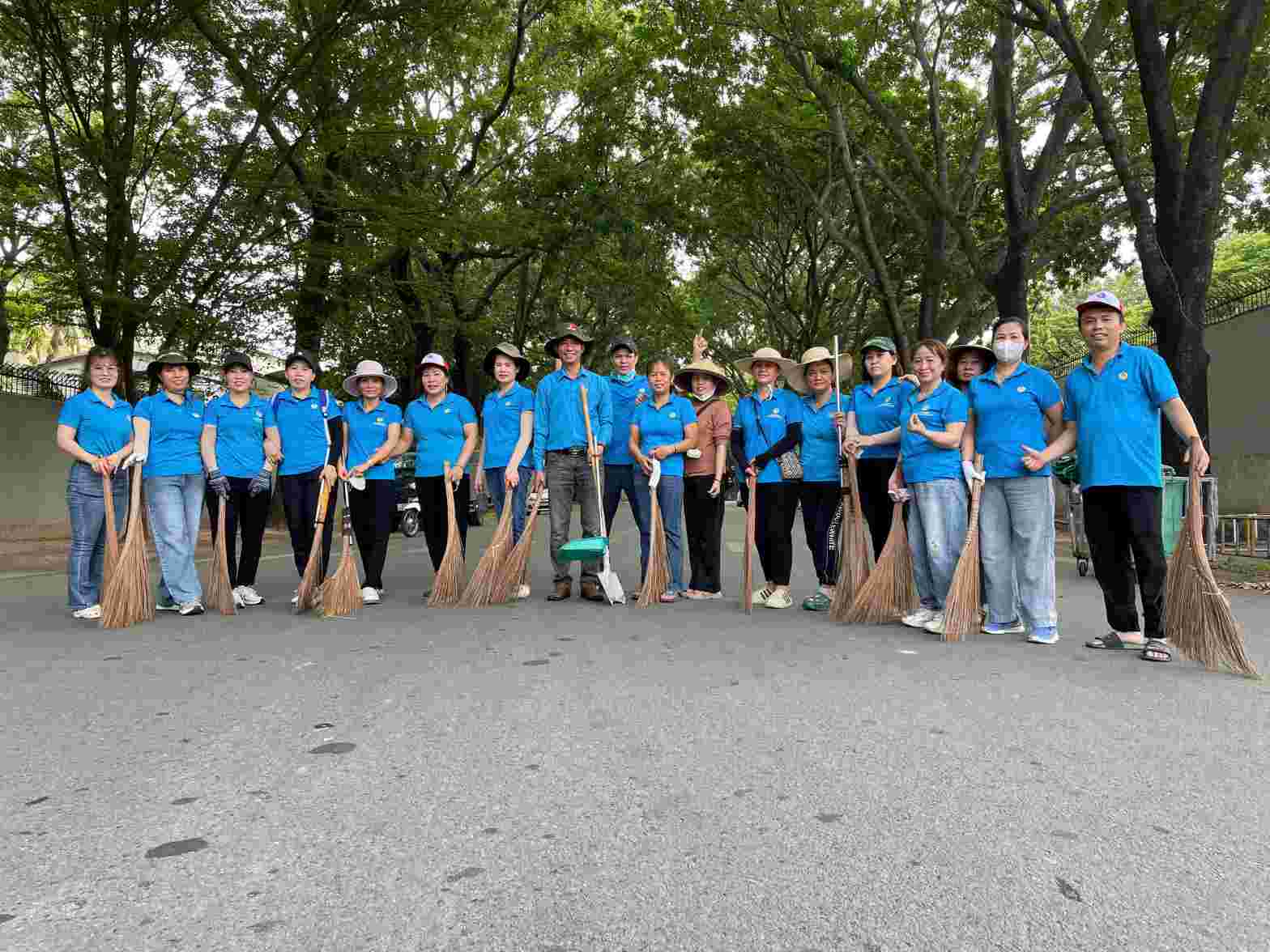 Công đoàn cơ sở Công ty TNHH Shyang Hung Cheng ra quân dọn dẹp vệ sinh. Ảnh: CĐCS cung cấp