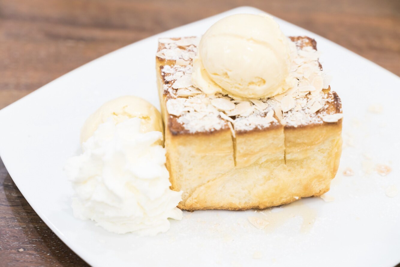 Many people turn to making cakes at home as a way to relax after work. Photo: Thuy Duong