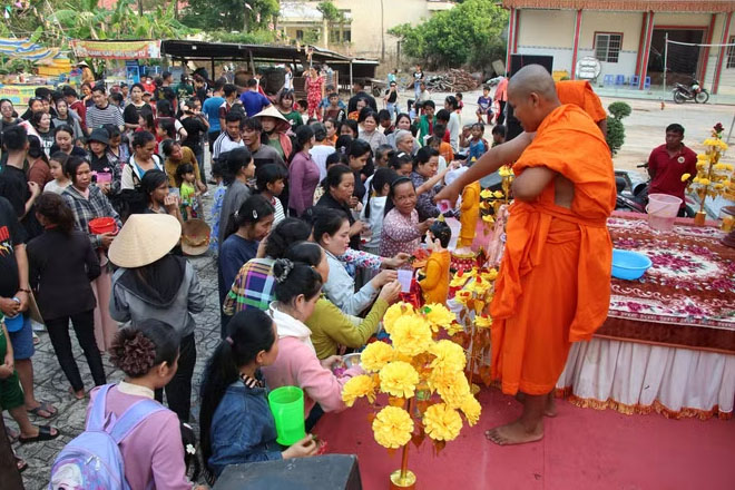 Traditional festivals continue to be maintained and widely promoted throughout localities with a large Khmer population. Photo: Nguyen Hang/VNA