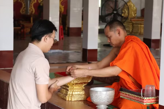 Một nghi thức trong lễ cầu an diễn ra trong chùa Khmer. Ảnh: Nguyễn Hằng/TTXVN