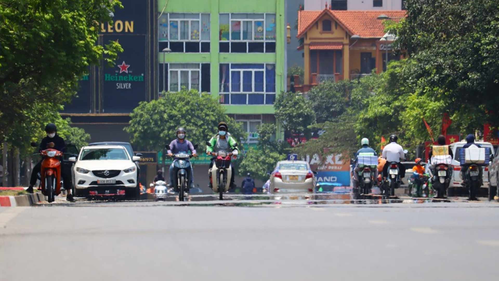 Hanoi weather forecast continues to be intensely hot today May 27. Photo: Huu Chanh
