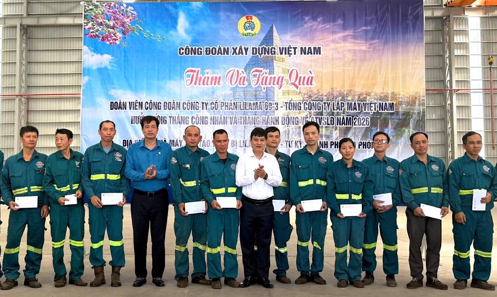 Representatives of the Ministry of Construction and the Vietnam Construction Trade Union present gifts and encourage workers. Photo: Manh Cuong