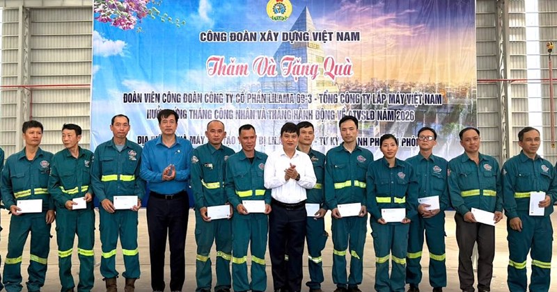 Công đoàn Xây dựng Việt Nam tặng quà công nhân trong Tháng Công nhân