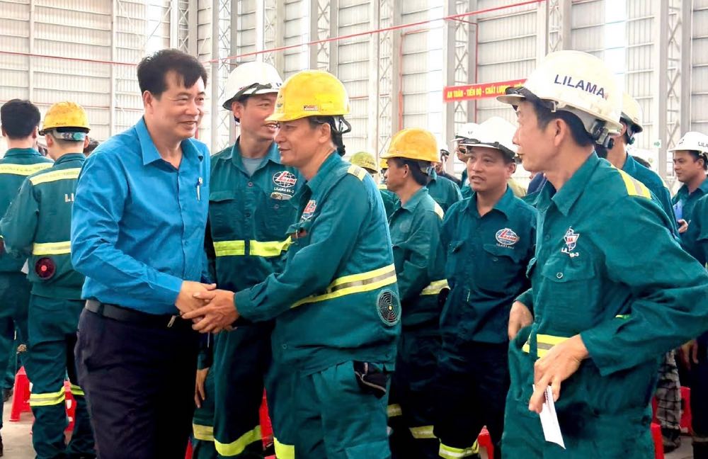 Ông Phạm Hoài Phương, Chủ tịch Công đoàn Xây dựng Việt Nam động viên người lao động. Ảnh: Mạnh Cường
