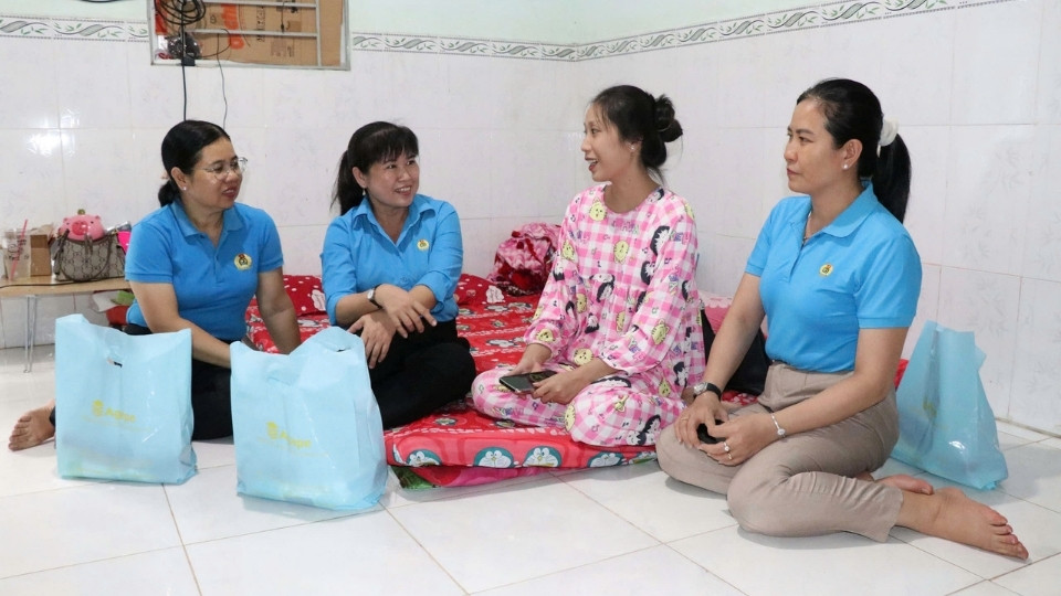 Vinh Long Trade Union visits and grasps the lives of workers in boarding houses. Photo: Vinh Long Provincial Labor Federation