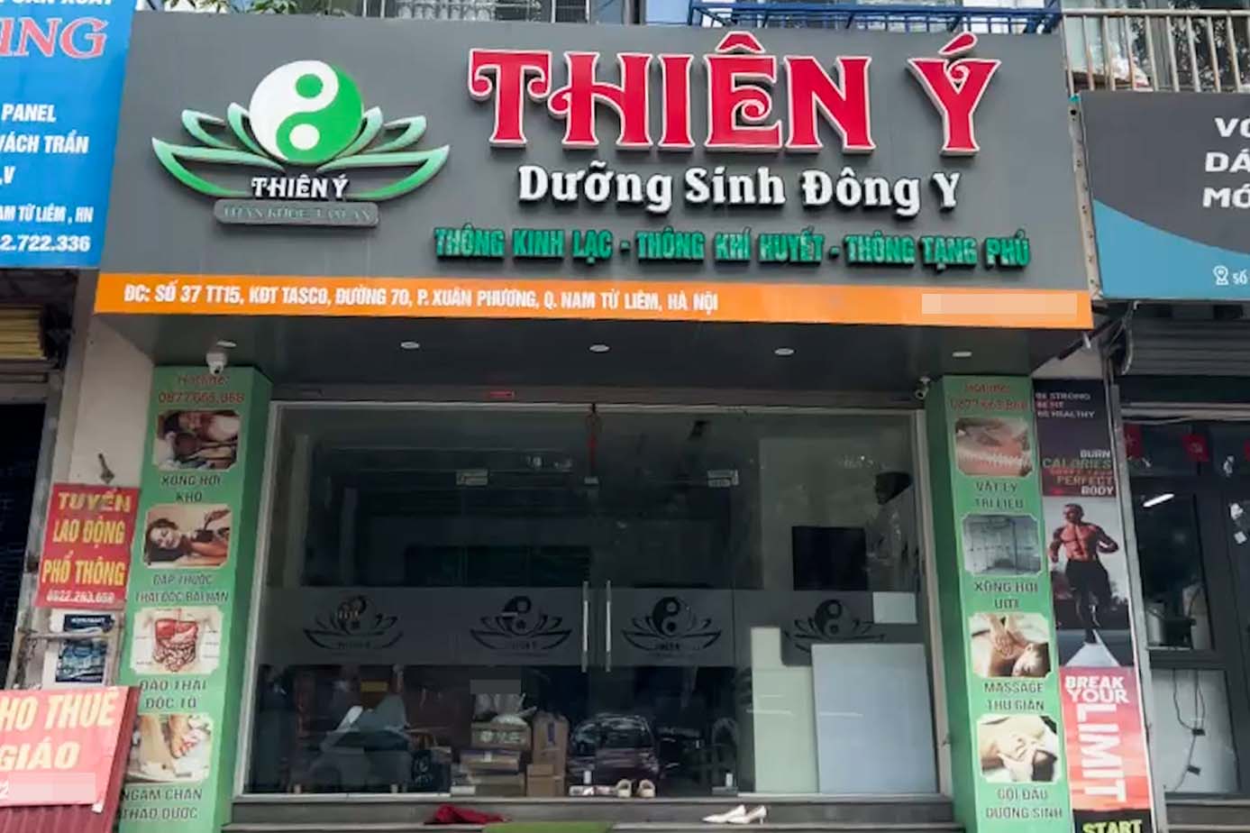 Thien Y Traditional Medicine Center specializes in treating diseases by soaking feet, detoxifying, and applying medicine. Photo: PV GROUP