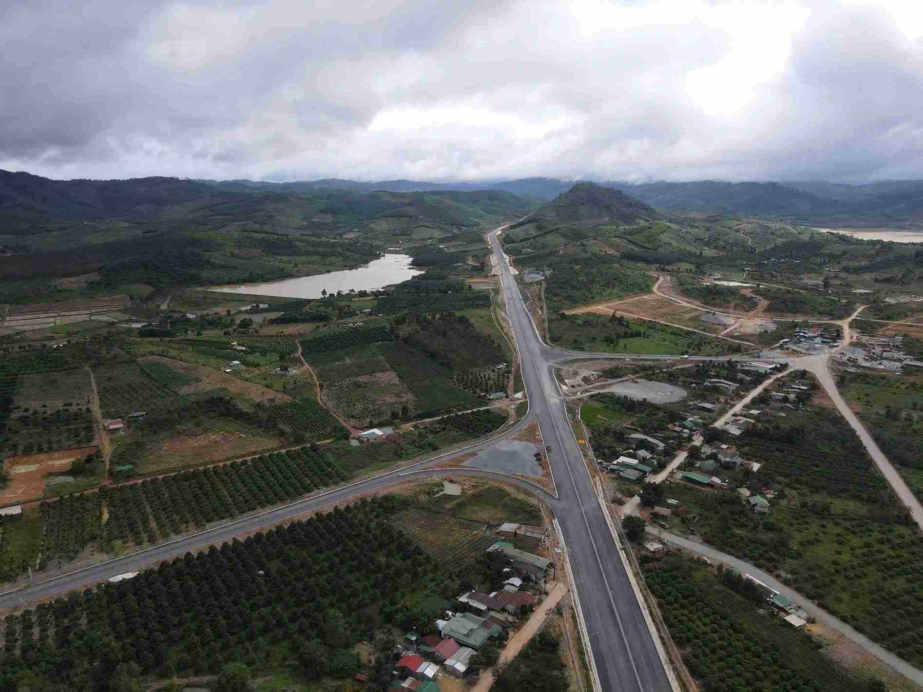 Khanh Hoa - Buon Ma Thuot expressway project is gradually being completed. Photo: Bao Trung
