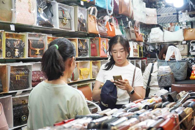 Thanh toán số đang giúp nhiều chợ truyền thống tại TPHCM thích ứng xu hướng tiêu dùng hiện đại và thu hút khách quốc tế. Ảnh: Ngọc Lê