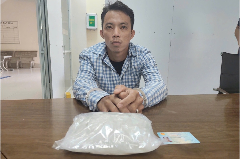 Trần Quốc Thái và tang vật ma túy. Ảnh: CACC