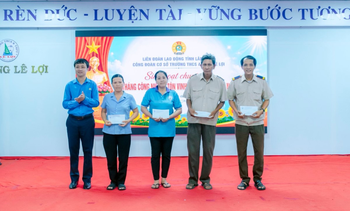 Ông Hồ Công Dương - Phó Chủ tịch Thường trực Liên đoàn Lao động tỉnh Lâm Đồng trao quà cho các đoàn viên. Ảnh: Phạm Duy