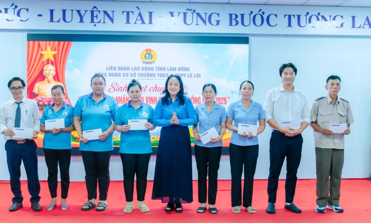 Chủ tịch Công đoàn phường Bình Thuận trao quà tri ân đoàn viên. Ảnh: Phạm Duy
