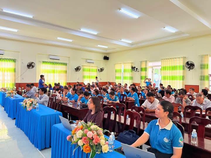 Functional agencies organize propaganda against illegal seafood exploitation for fishermen. Photo: Cam Nghia