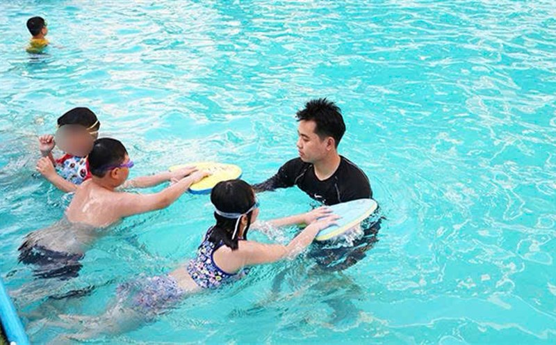 Trẻ em học bơi trong mùa hè. Ảnh: Ngọc Anh