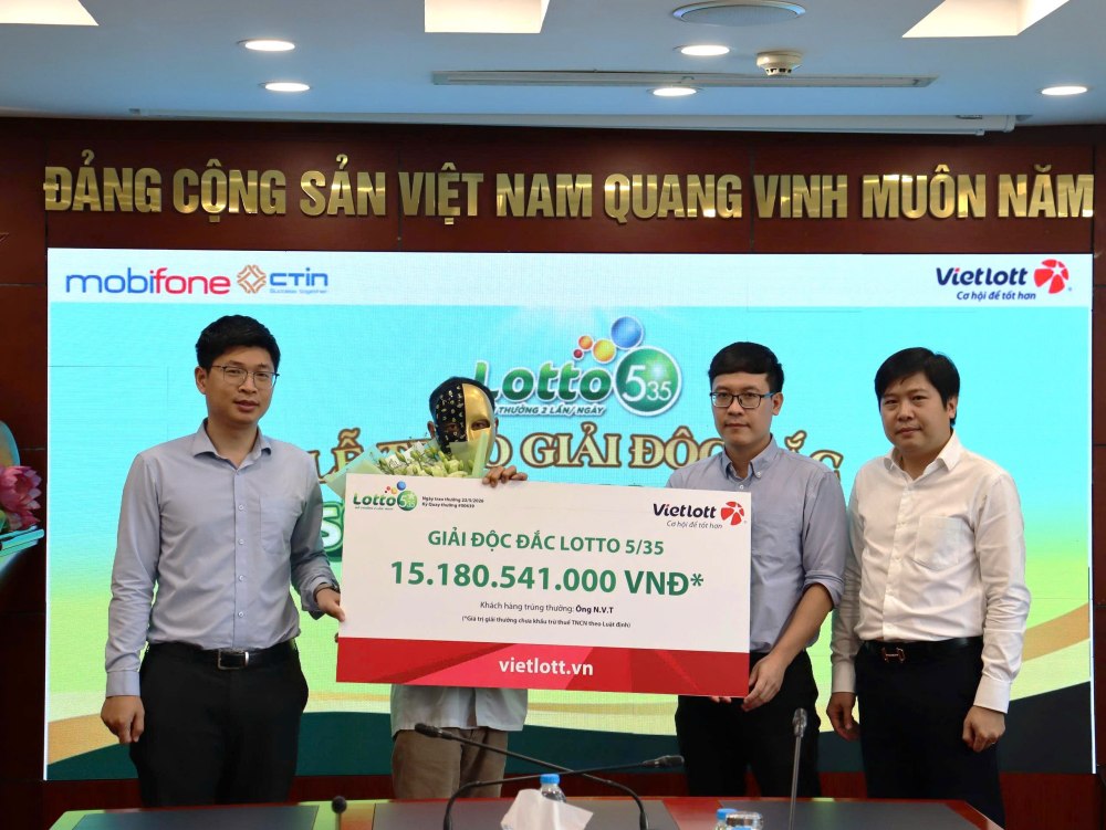 Mr. N.V.T receives the Jackpot prize of the Lotto 5/35 rapid lottery with a prize value of over 15 billion VND. Photo: Vietlott