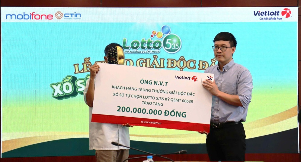 Ông N.V.T trao tặng 200 triệu đồng để thực hiện các hoạt động an sinh xã hội thông qua quỹ Tâm Tài Việt. Ảnh: Vietlott