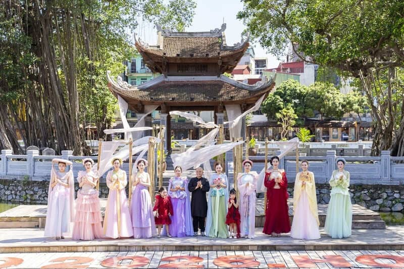Designer Cao Minh Tien introduces the exhibition "Net hoa ao ta" at Van Mieu - Quoc Tu Giam. Photo: Character provided
