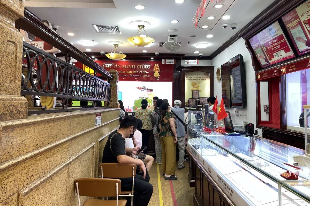 Khu vực giao dịch mua bán vàng nhẫn tròn trơn bằng tiền mặt. Ảnh: Hạ Linh