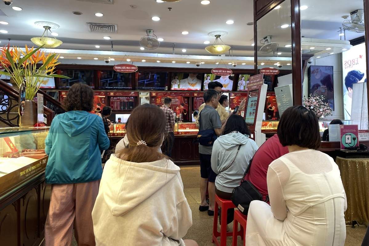 Gold prices have a downward adjustment, the number of buyers is bustling again. Photo: Ha Linh
