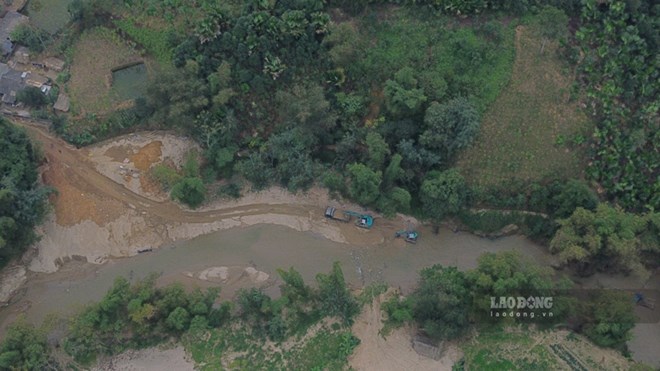 Hoạt động khai thác cát trái phép tại lòng suối Nặm Luông, xã Nghĩa Đô từng bị phản ánh. Ảnh: Đinh Đại