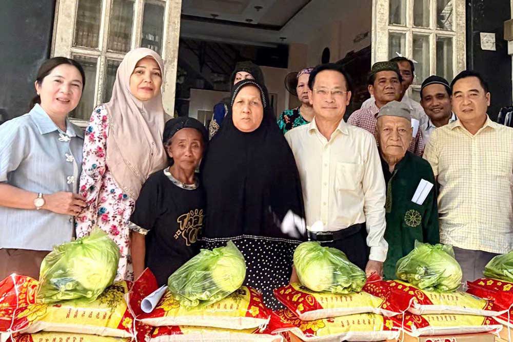Leaders of Binh Hung commune (HCMC) visit and give gifts to Cham ethnic people on the occasion of the Great Festival Raya Idil Adha 1447-2026. Photo: Anh Tam