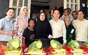 Đồng bào Chăm tại xã Bình Hưng, TPHCM nhận quà dịp Đại lễ Raya Idil Adha
