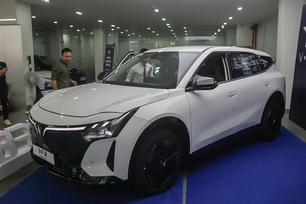 The new VinFast VF8 attracts people's attention. Photo: Hong Minh