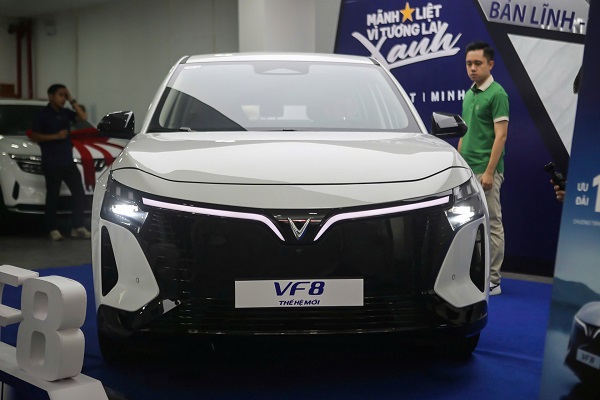 Người dân đến trải nghiệm xe VinFast VF8. Ảnh: Hồng Minh