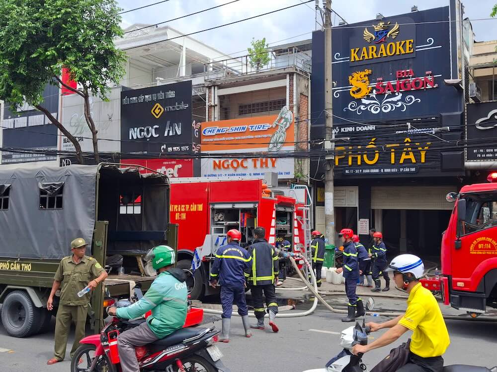 Lực lượng chức năng nhanh chóng có mặt tại hiện trường để khắc phục sự cố cháy trên đường 3/2, phường Ninh Kiều, TP Cần Thơ. Ảnh: Tạ Quang.