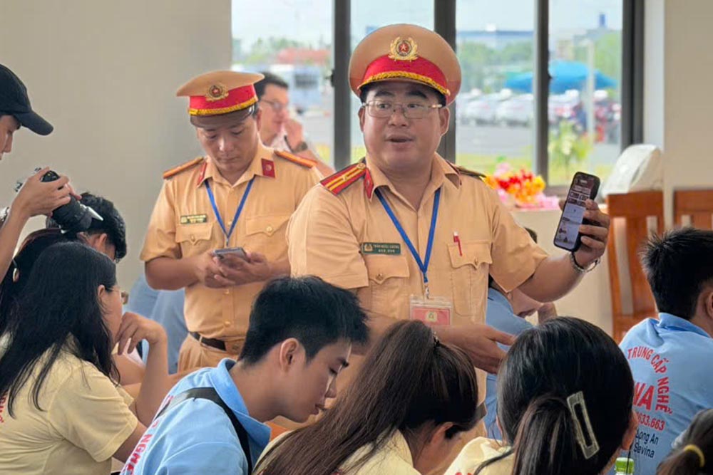 Tay Ninh traffic police officers guide candidates to scan QR codes to assess test quality. Photo: Thanh Vu