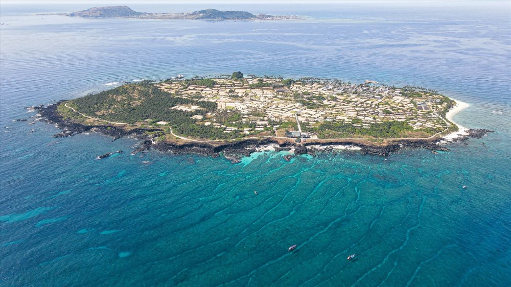 リソン特別区(クアンガイ省)の小さな島と大きな島は、約5km離れています。写真:チャン・ヴー