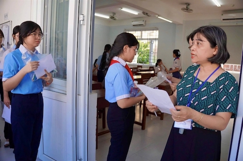 Thí sinh dự thi lớp 10 tại TP Huế sáng nay. Ảnh: Phúc Đạt