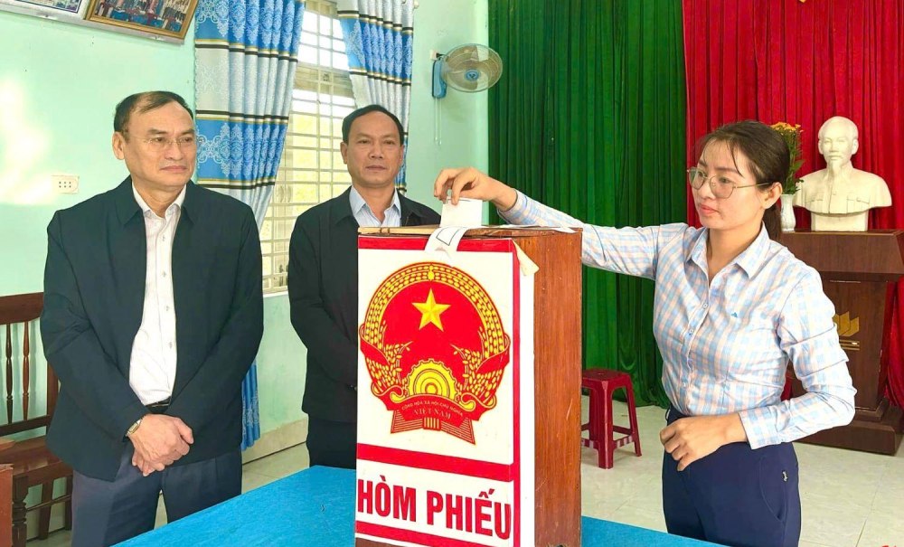 El mandato del jefe de aldea y el jefe del grupo vecinal es de 5 años. En la foto, las elecciones de jefe de aldea en Quang Ngai en 2025. Foto: Nguyen An