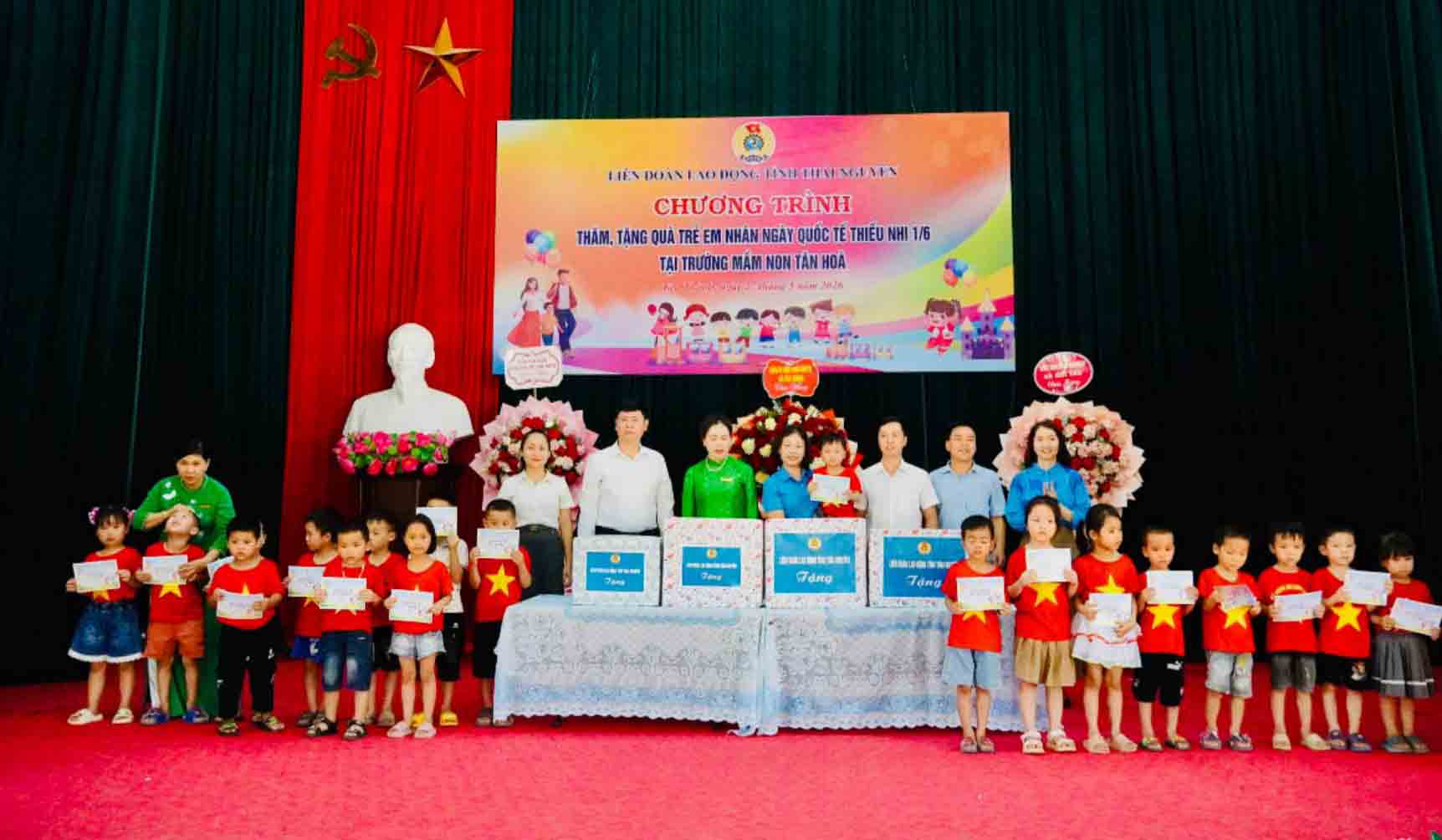 Thai Nguyen Provincial Labor Federation presents gifts to children of union members, workers, and laborers on the occasion of Children's Day June 1. Photo: Thai Nguyen Labor Federation
