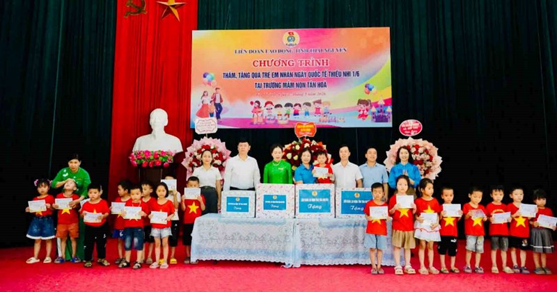 Liên đoàn Lao động Thái Nguyên thăm, tặng quà trẻ em khó khăn