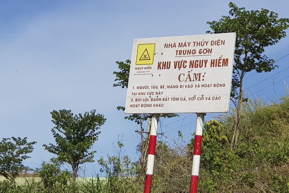 Cảnh báo phía hạ lưu đập thủy điện Trung Sơn, gần bản Co Me, xã Trung Sơn. Ảnh: Trần Lâm