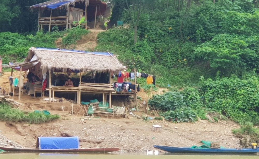 Temporary tents are erected on the left bank of the Ma River in Co Me village, Trung Son commune to avoid landslides. Photo: Tran Sinh
