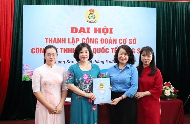 Lãnh đạo LĐLĐ tỉnh trao quyết định thành lập CĐCS cho đại diện CĐCS Công ty TNHH Y tế Quốc tế Lạng Sơn. Ảnh: Hoàng Như
