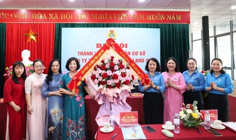 Leaders of the Provincial Labor Federation present flowers to congratulate the new grassroots Trade Union. Photo: Hoang Nhu