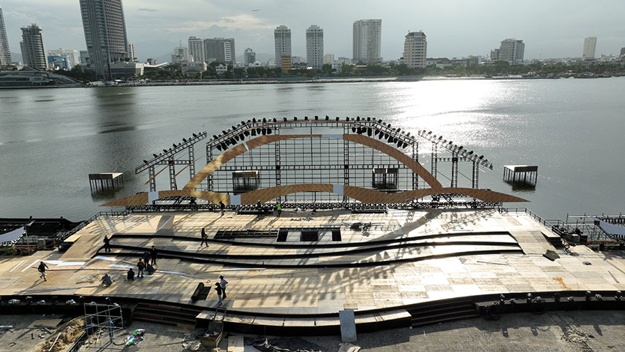 The 40-meter-wide dome stage on the Han River is ready for the Da Nang fireworks festival. Photo: BTC
