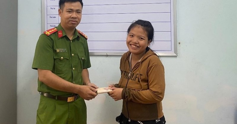 Công an xã hỗ trợ dân thu hồi tiền chuyển nhầm, ví rơi