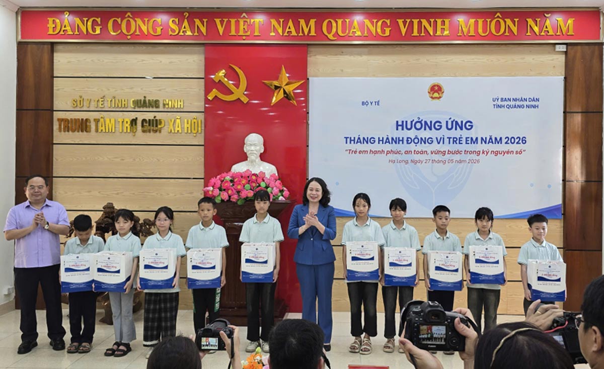 Vice President Vo Thi Anh Xuan and Quang Ninh Provincial Party Secretary Quan Minh Cuong present gifts to children at Quang Ninh Provincial Social Assistance Center (facility 2). Photo: Quang Ninh e-Portal