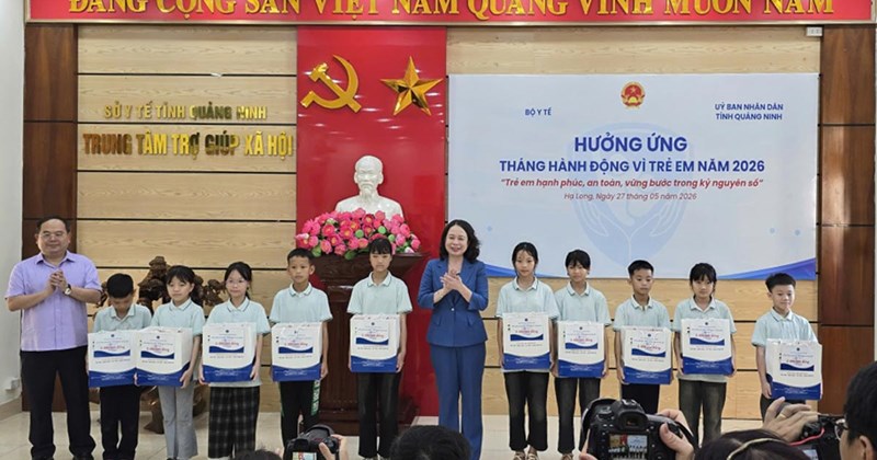 Phó Chủ tịch Võ Thị Ánh Xuân thăm trẻ em tại Quảng Ninh