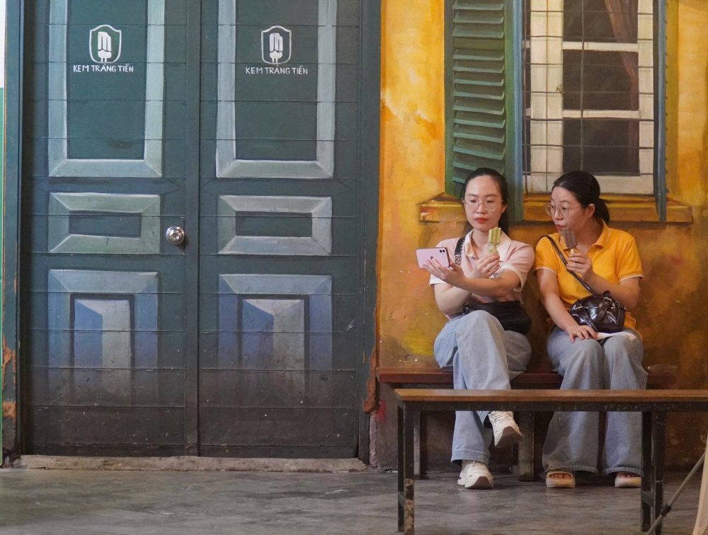 Kem Tràng Tiền trở thành địa điểm tránh nắng lý tưởng. Ảnh: Minh Chính.