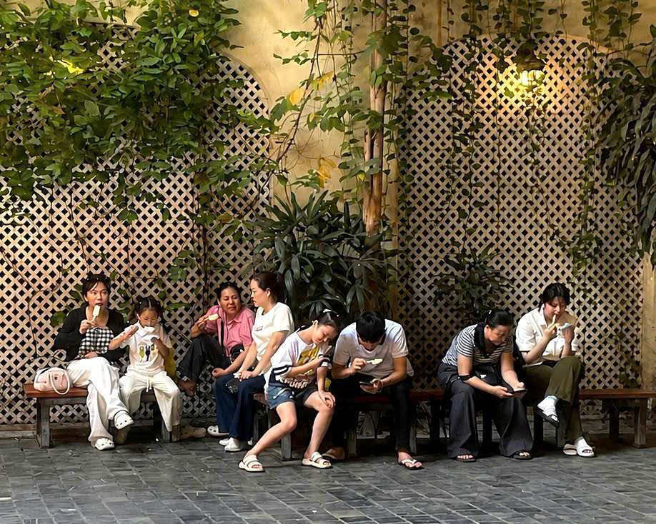 Kem Tràng Tiền có mức giá bình dân khoảng 20 nghìn đồng. Ảnh: Minh Chính.