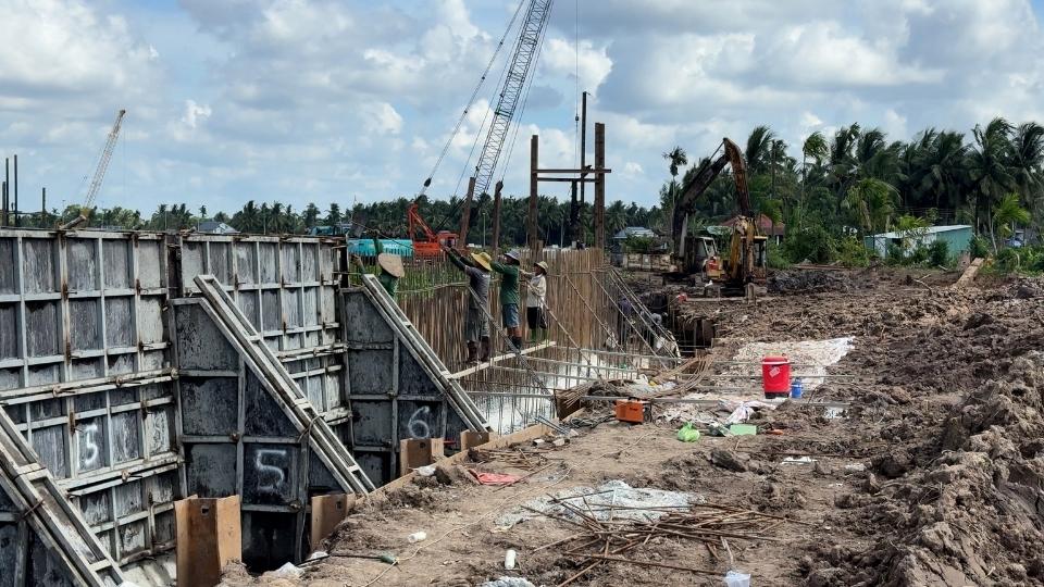 Công nhân thi công trên công trường dự án hồ chứa nước ngọt tại Vĩnh Long, nỗ lực tăng ca đảm bảo tiến độ công trình. Ảnh: Hoàng Lộc