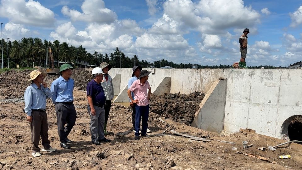 Chủ đầu tư dự án hồ chứa nước ngọt tại Vĩnh Long cùng đơn vị thi công kiểm tra, giám sát hiện trường, bảo đảm chất lượng và tiến độ công trình. Ảnh: Hoàng Lộc